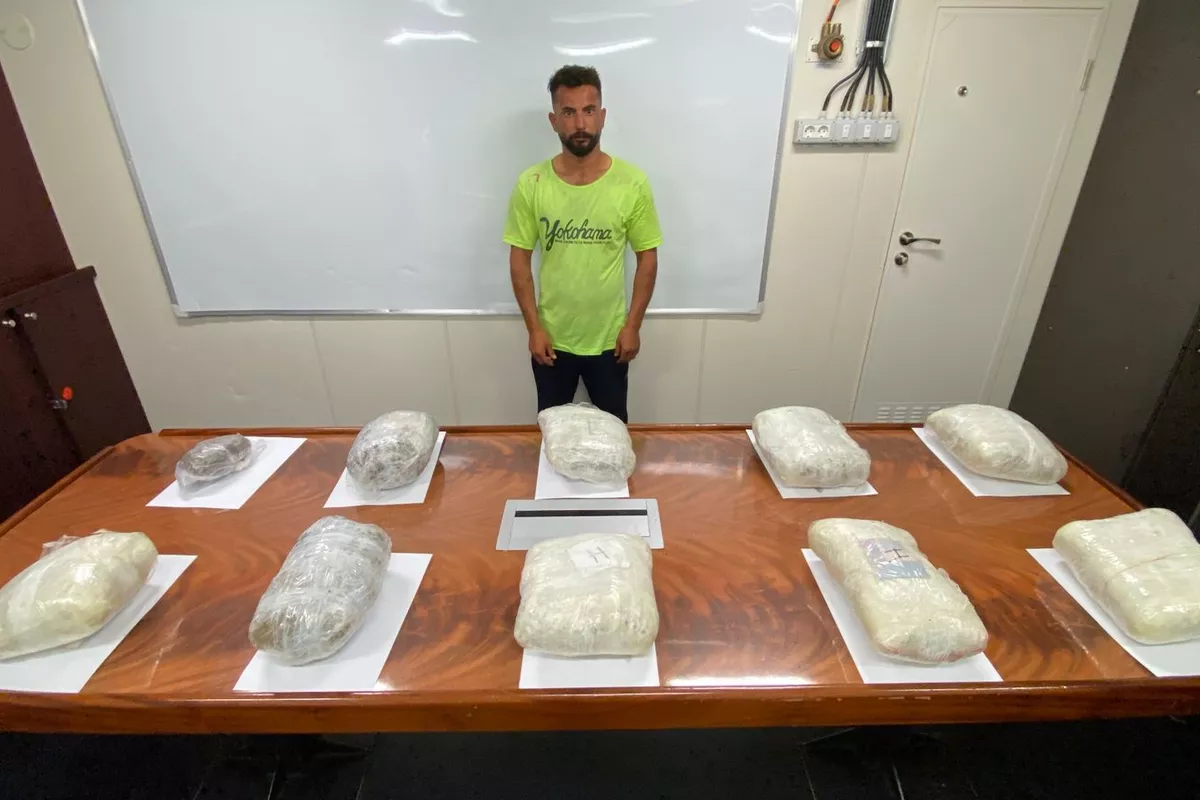 Azerbaijani Border Guards Foil Major Drug Smuggling Attempt in Caspian Sea