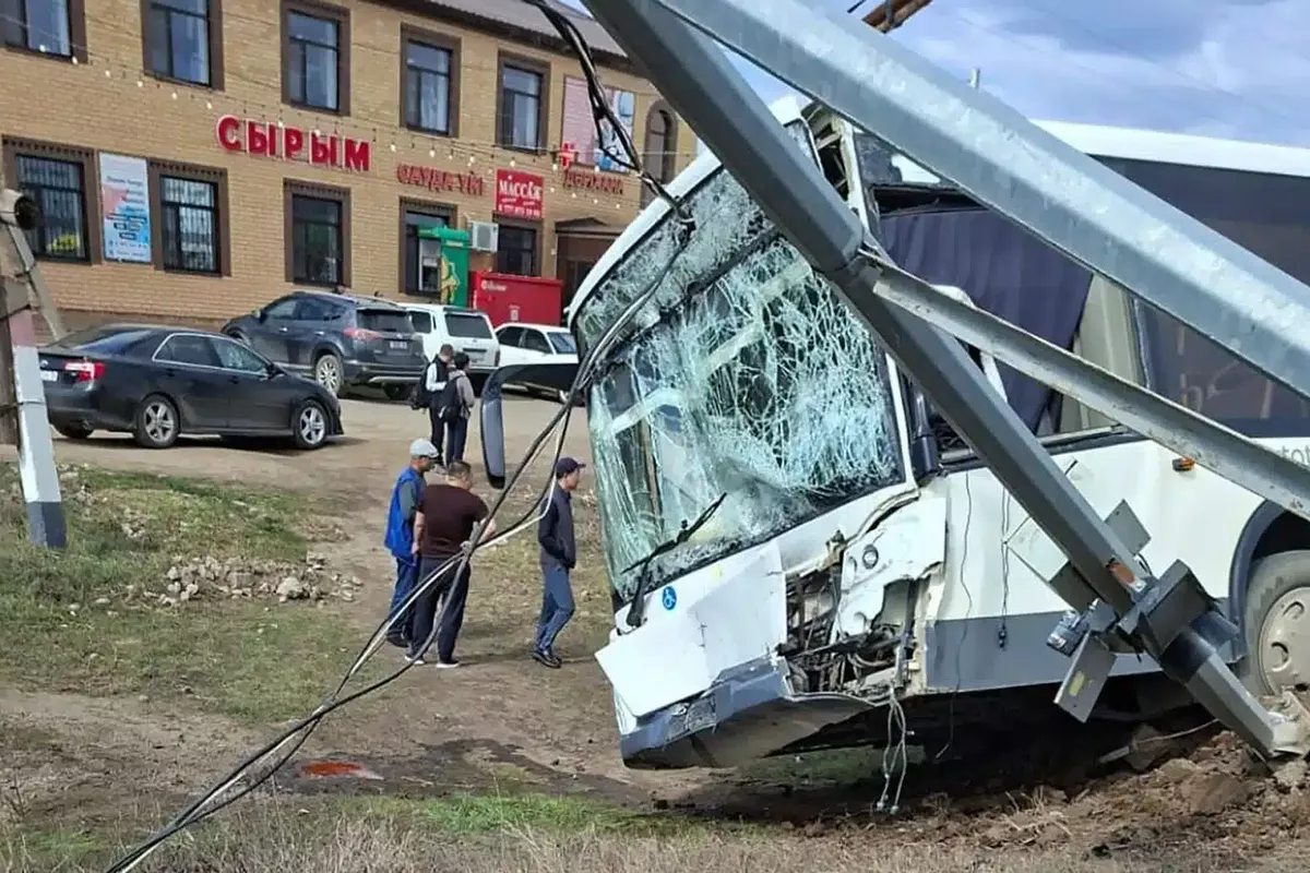 Minibus Crashes into School Bus in Western Kazakhstan — VIDEO