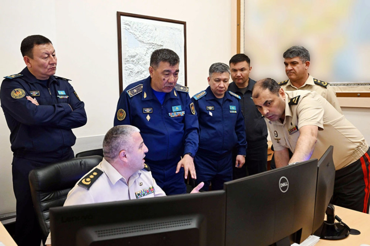 Azerbaijani and Kazakh Military Delegations Meet in Baku