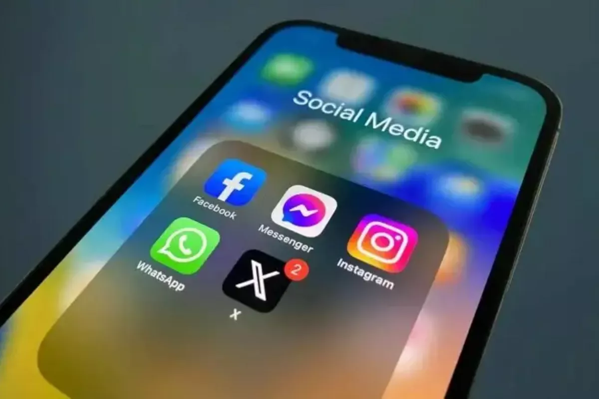 Kazakh Lawmakers Debate Age Limits for Social Media and Smartphone Use in Schools