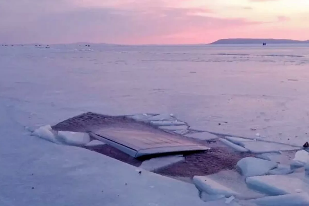 Five Cars Fall Through Ice in Russia’s Amur Bay