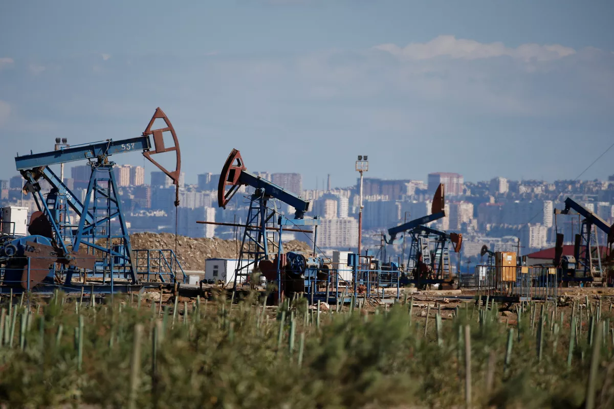 Oil Prices Steady Despite Spike in US Crude Reserves and Tariff Impact