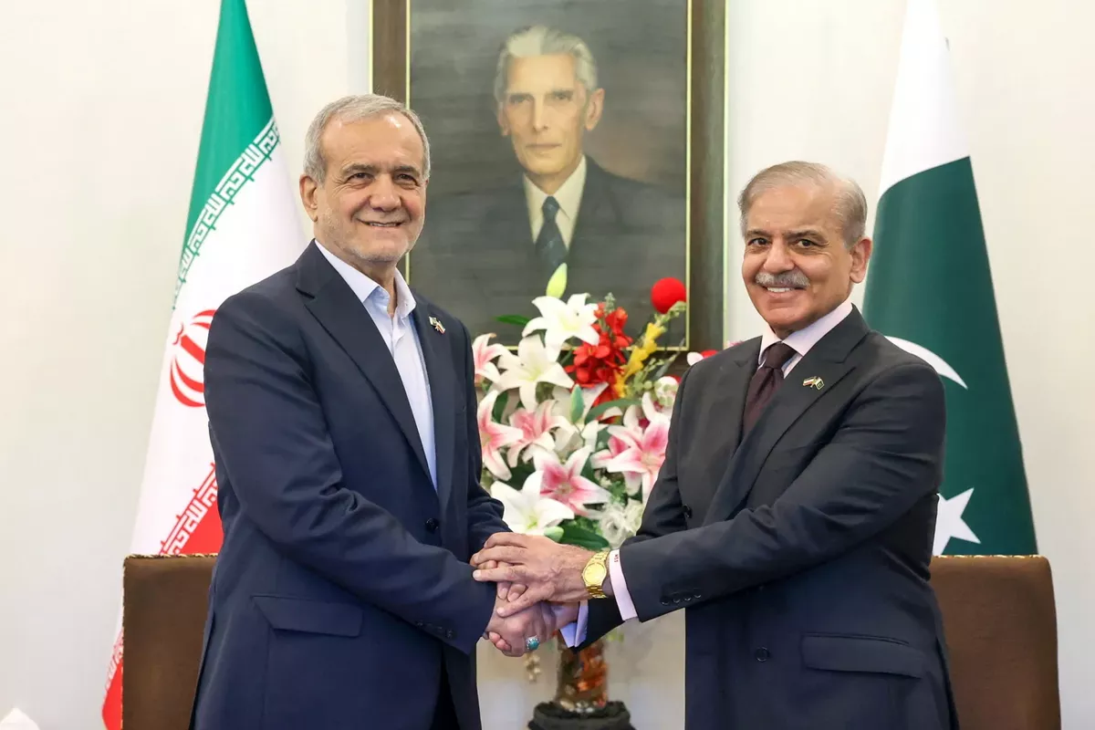Pakistan's Sharif Hosts Iran's Pezeshkian, Agrees to Strengthen Security and Trade