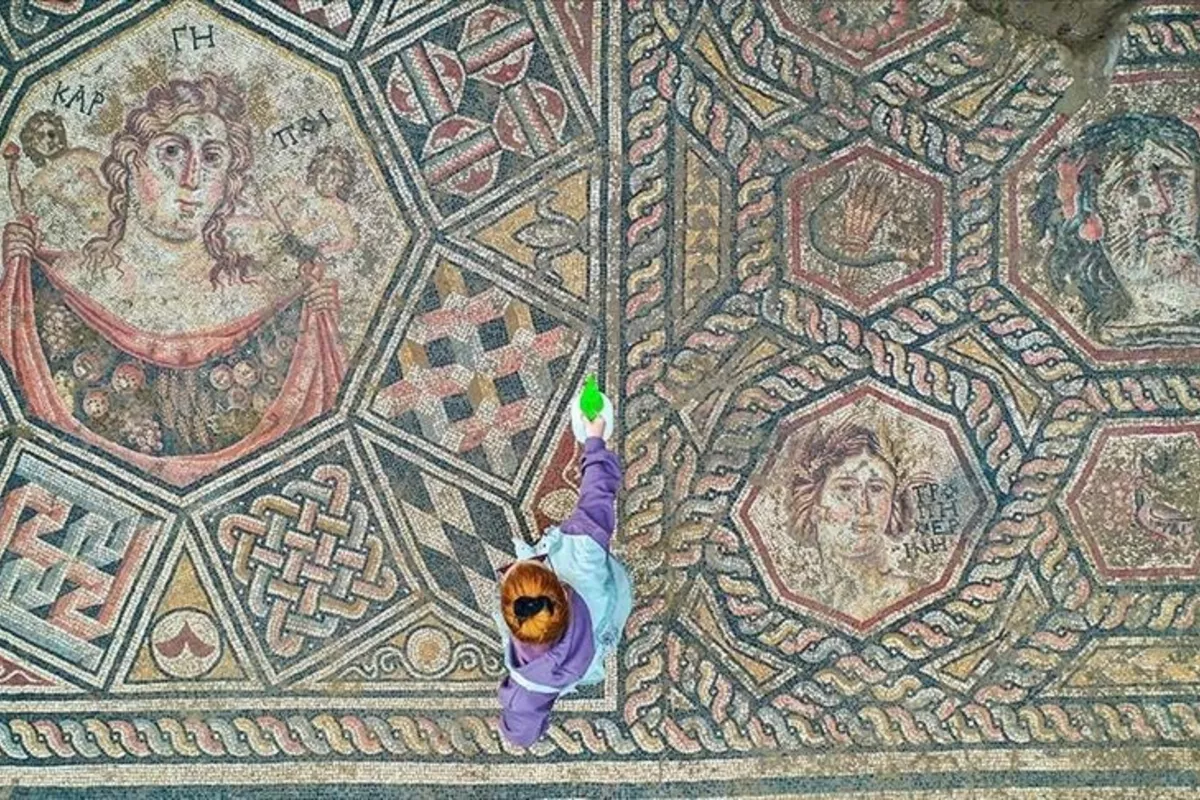 Ancient Roman-Era Mosaic Unearthed in Northwestern Türkiye