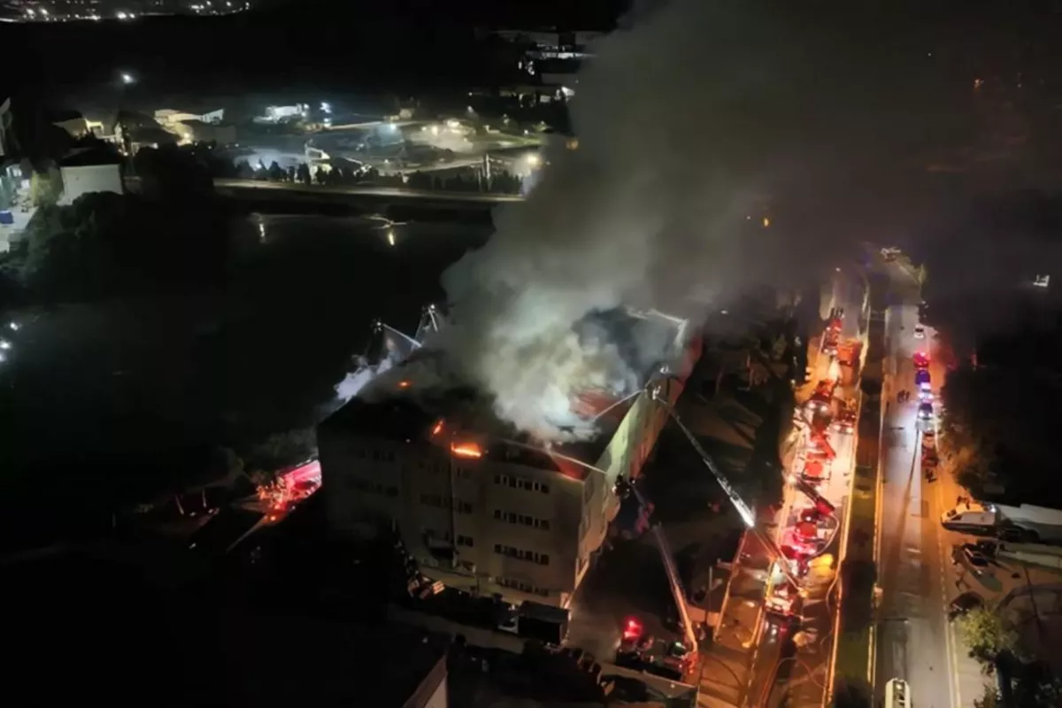 Fire Breaks Out at Shoe Factory in Türkiye's Istanbul