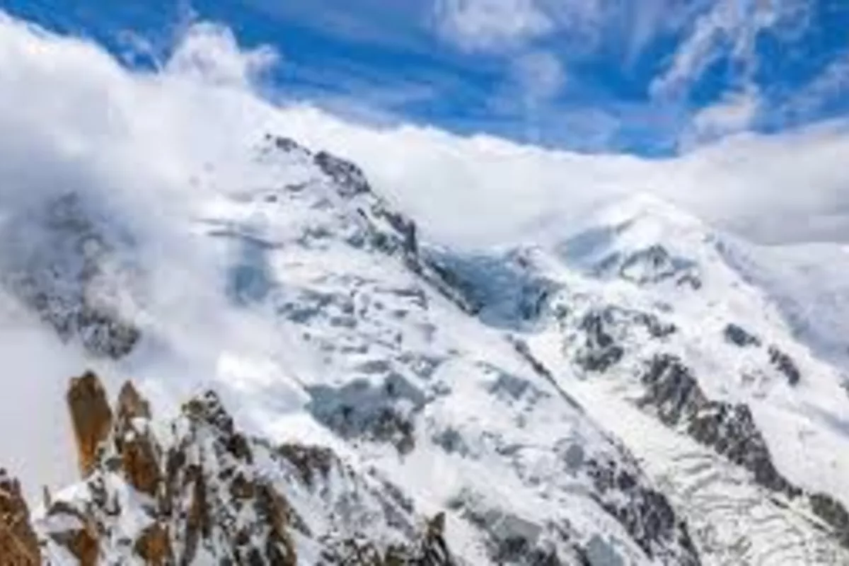 Kyrgyz Defense Ministry Prepares for Urgent Rescue Missions on Victory Peak and Khan Tengri