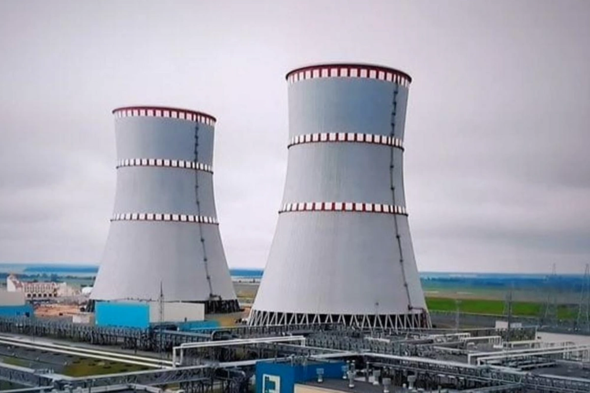 Who will help Kazakhstan build a nuclear power plant?