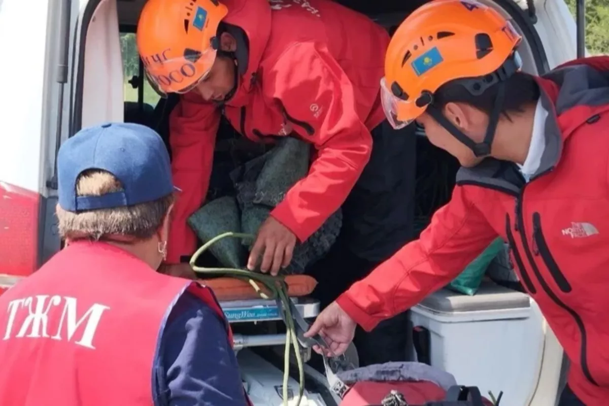 Rescuers in Kazakhstan's Almaty Mountains Saves Eight Lost Tourists - VIDEO