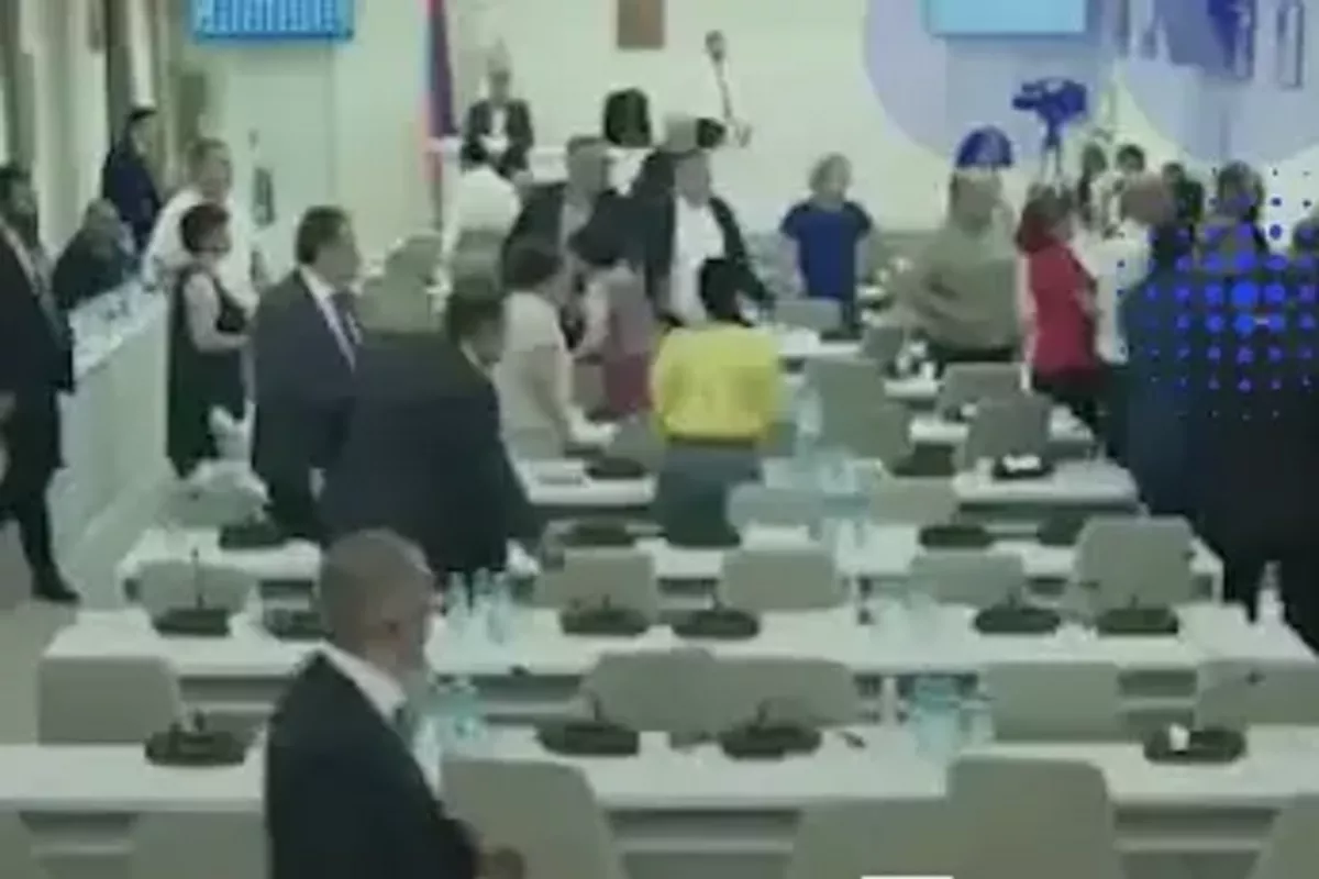 Scuffle Erupts at Armenia's Yerevan City Council - VIDEO