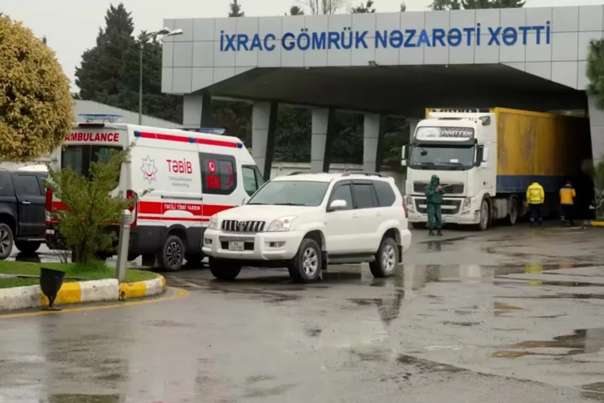 Azerbaijani Soldiers Assisting Those Fleeing Conflict in Iran at Astara Border - VIDEO