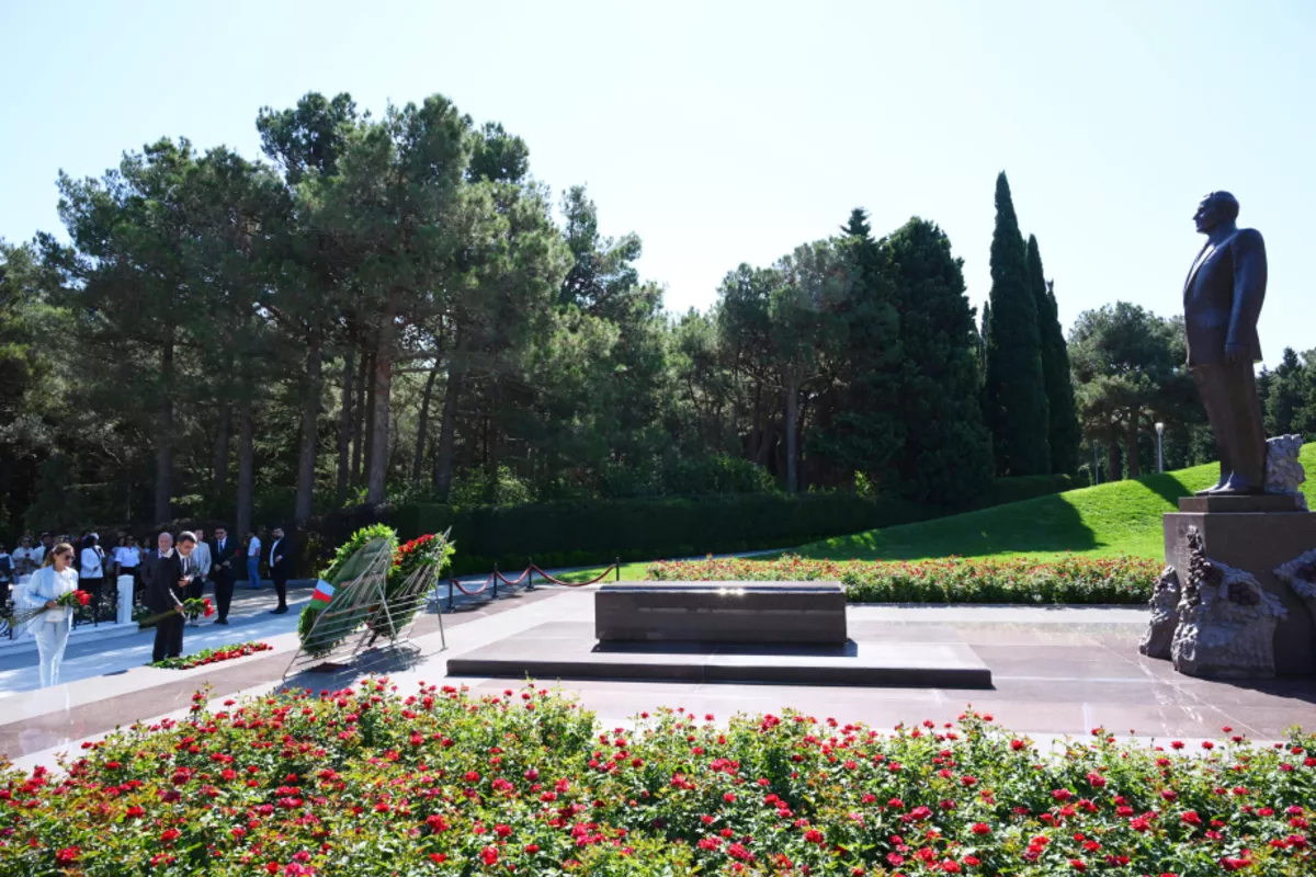 Youth Forum Participants Pay Tribute at Azerbaijan's Alley of Honor and Alley of Martyrs