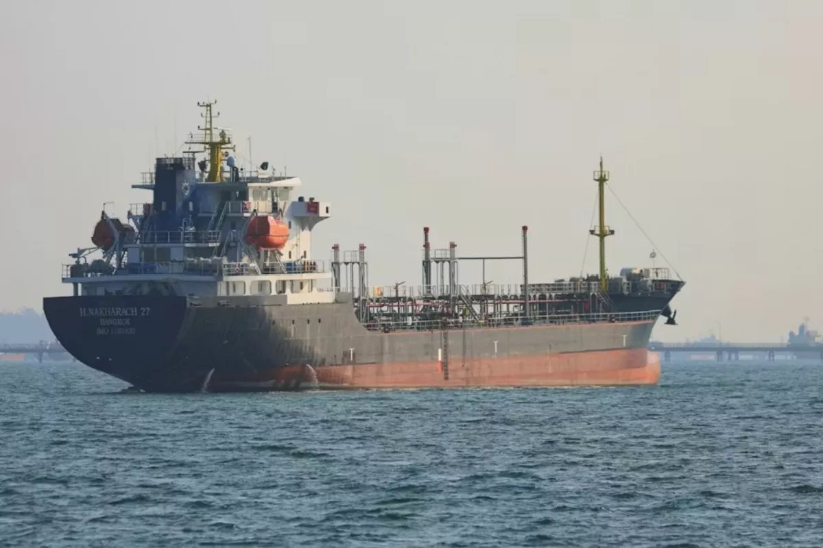 Sanctioned Tanker Re-enters Strait of Hormuz as US Maintains Blockade