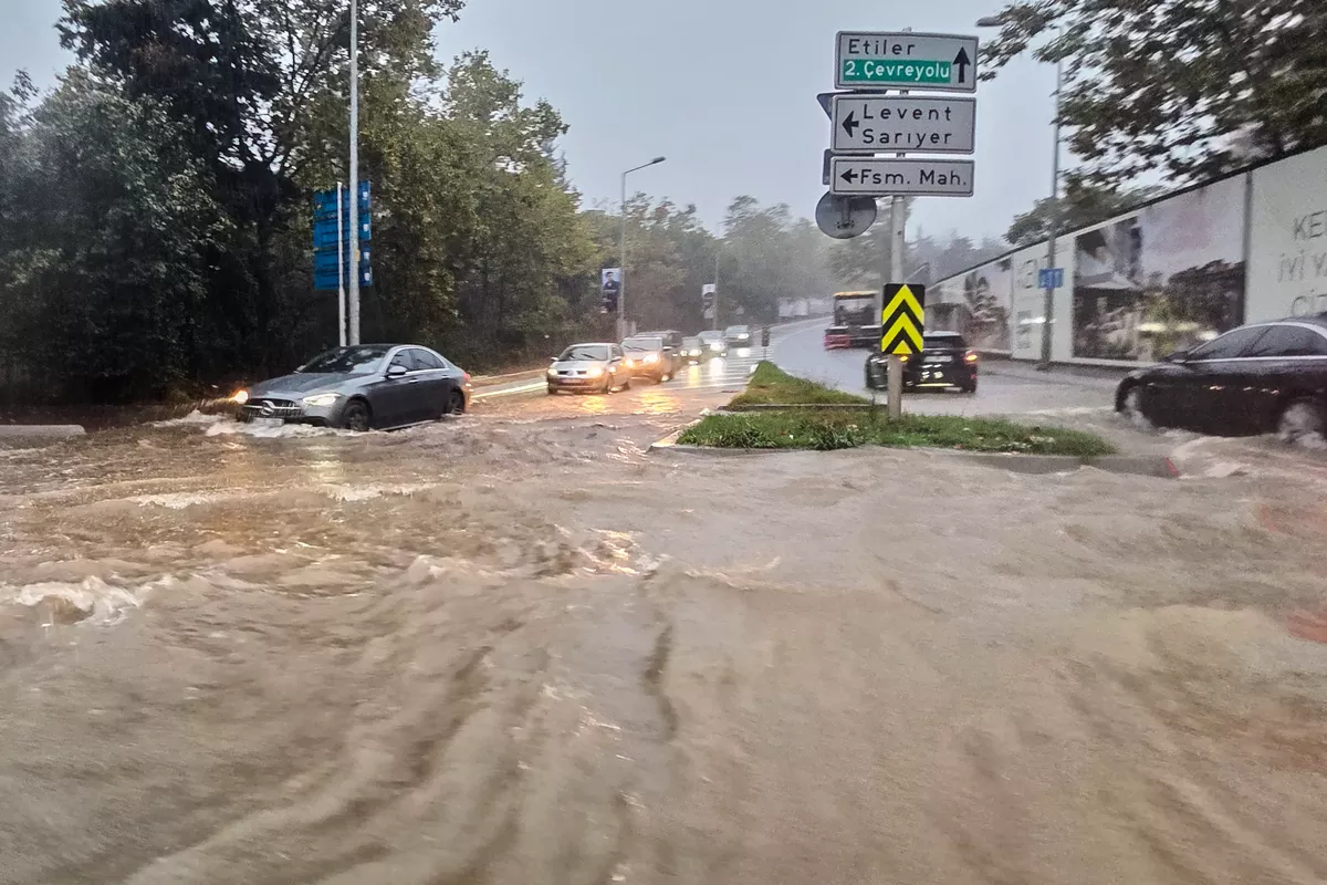 At Least 3 Dead as Torrential Rain Floods Istanbul, Strands Hundreds