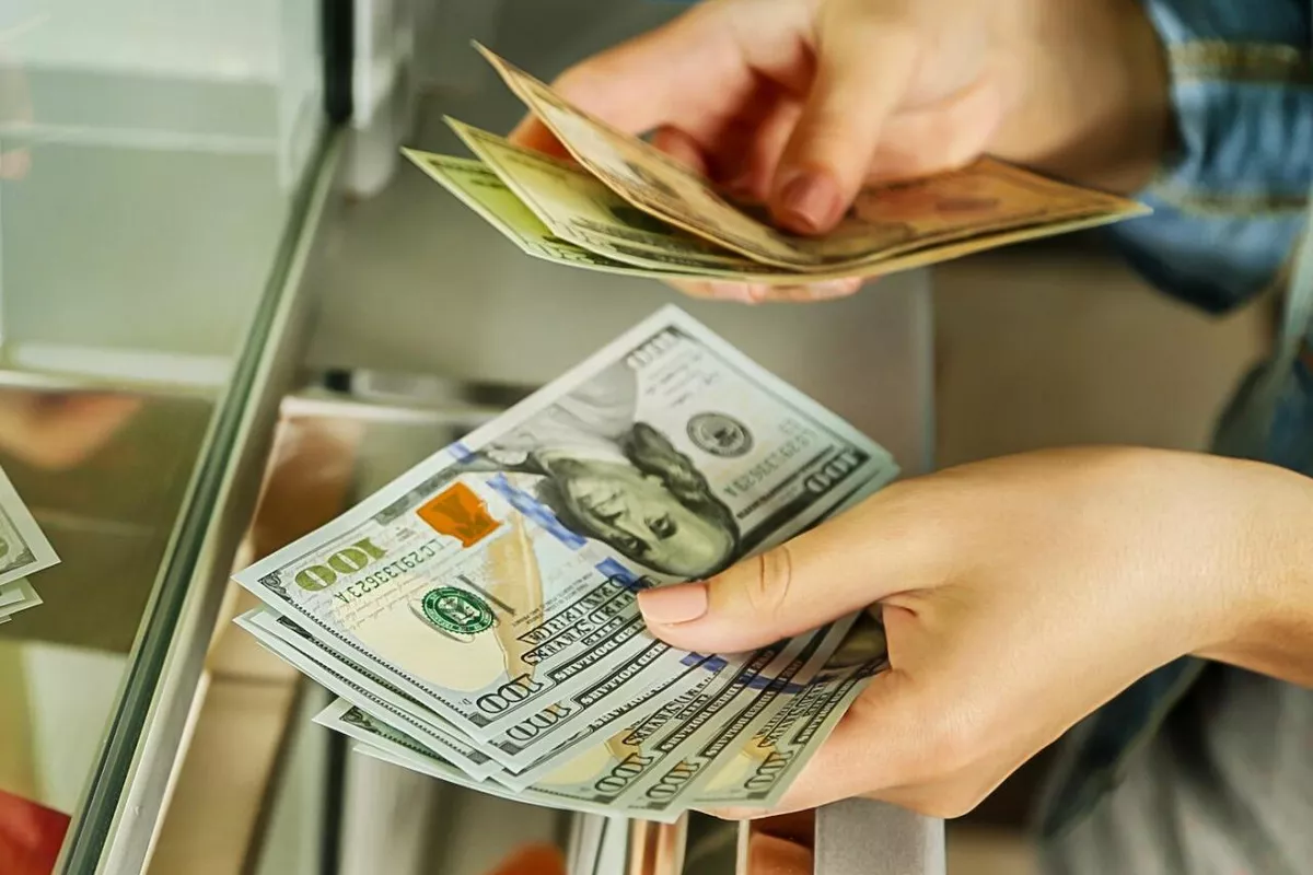 Money Transfers from Azerbaijan to Georgia Drop Over 45%