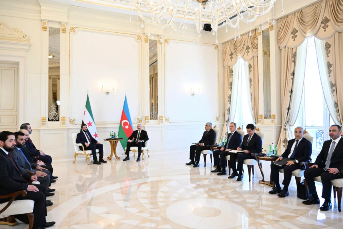 President Ilham Aliyev Holds Expanded Meeting with Syria's Transitional President