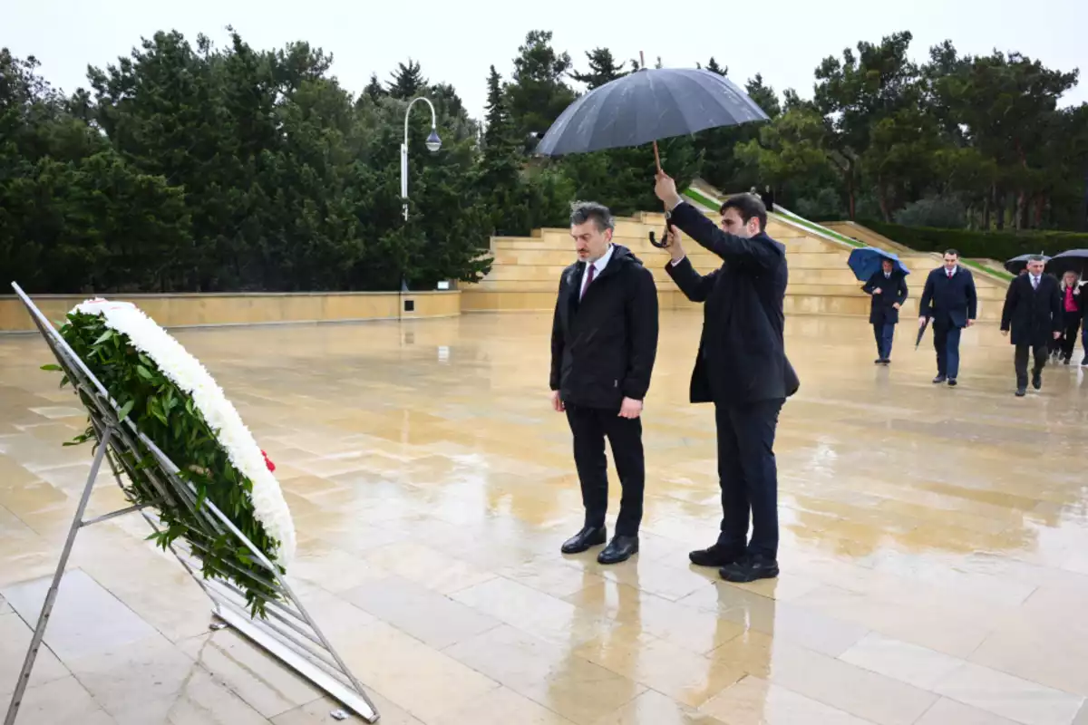 Georgian President Pays Tribute to Azerbaijani Martyrs in Baku
