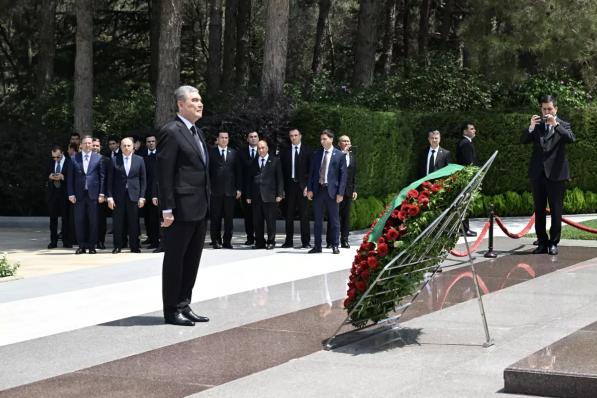 Chairman of Turkmen People’s Council Lays Wreath at Grave of Azerbaijani National Leader