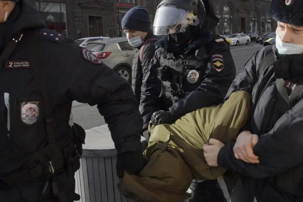 Russian Law Enforcement Uses Force Against Uzbek Migrants