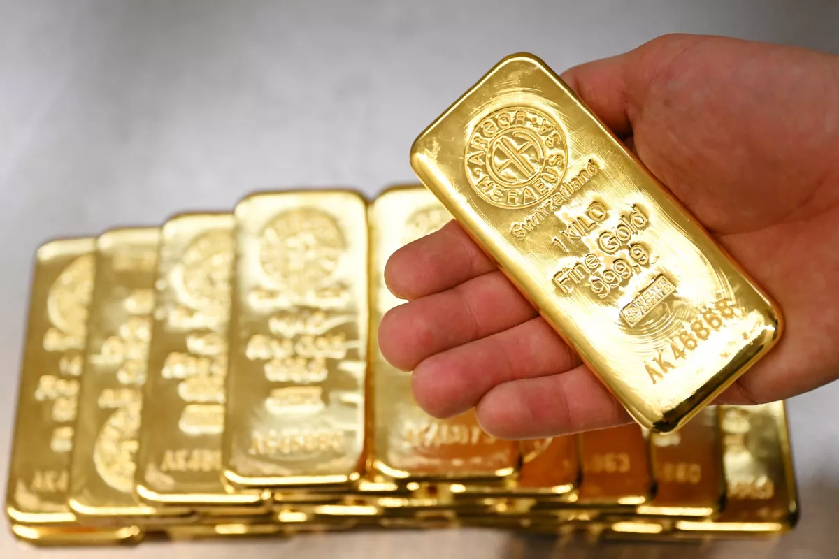 Russians Turn to Gold as Currency Restrictions Tighten