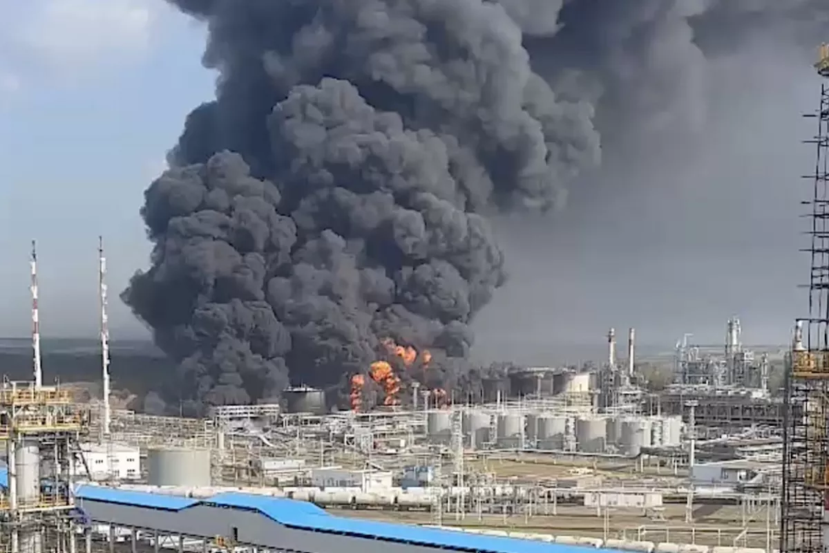 Ukrainian Forces Target Four Major Russian Oil Facilities in Strikes