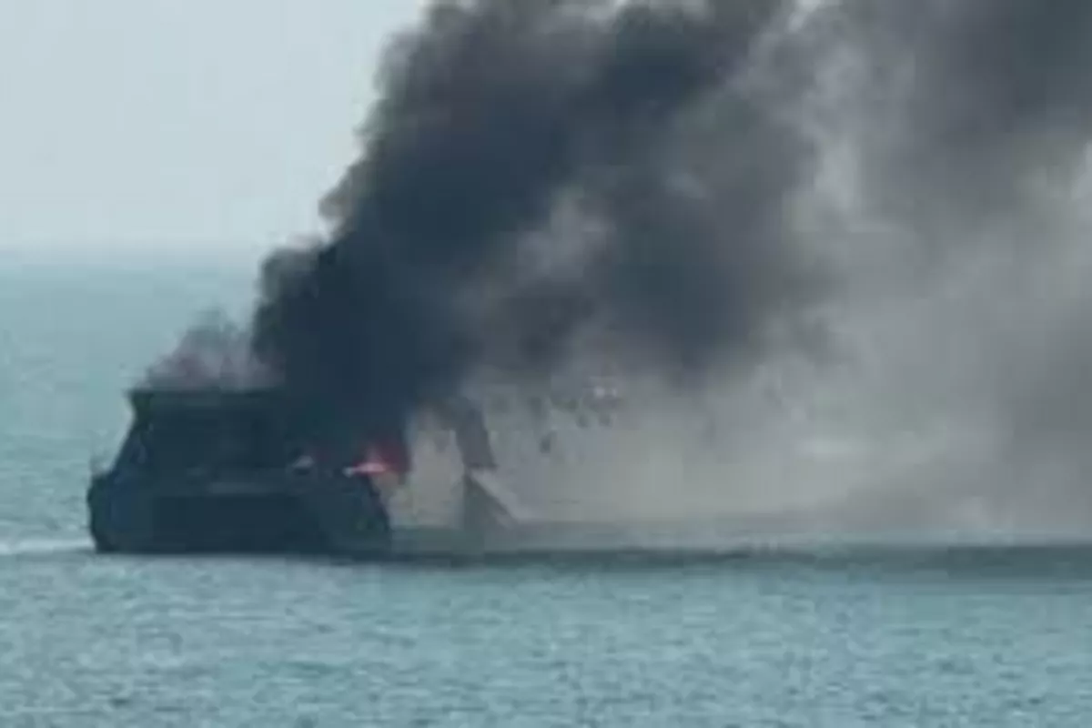Iranian Navy Corvette Engulfed in Flames Near Bandar Abbas Port – VIDEO