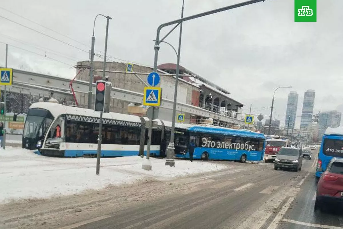 Electric Bus Collides with Tram in Northeast Moscow