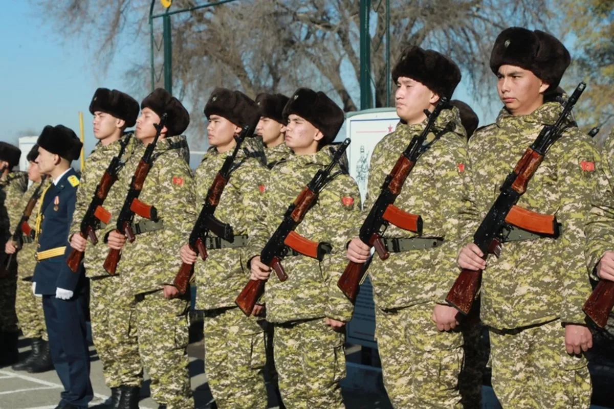 Kyrgyz President Signs Law Allowing Servicemen to Take Part-Time Jobs