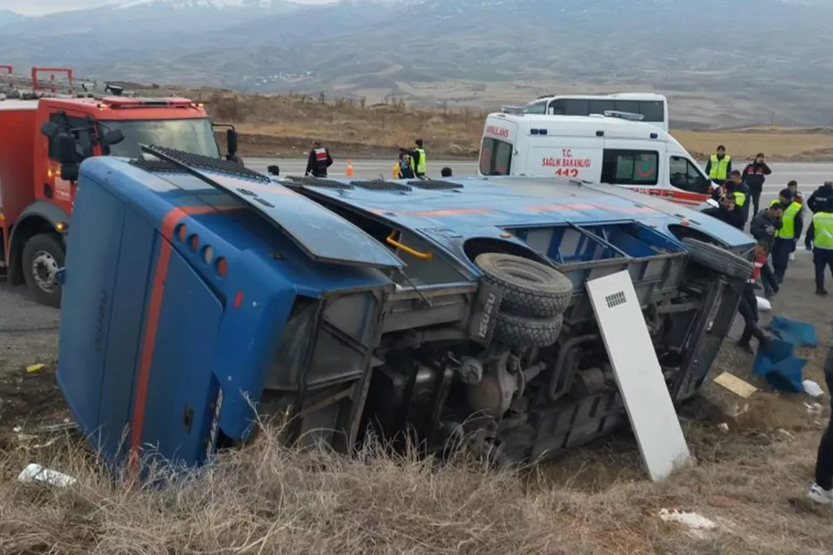 Bus Carrying Prisoners Overturns in Türkiye, 5 Injured