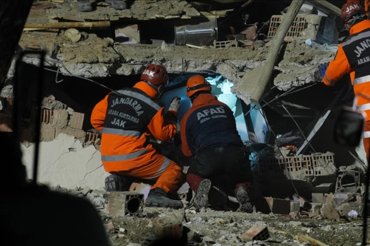 Three-Story Building Collapses in Türkiye, Rescue Efforts Continue