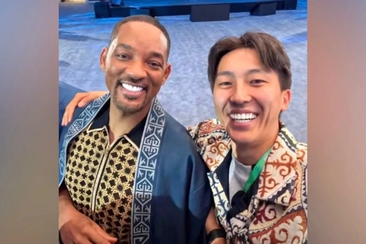 Kazakh Blogger Gifts Traditional Overcoat to Hollywood Star