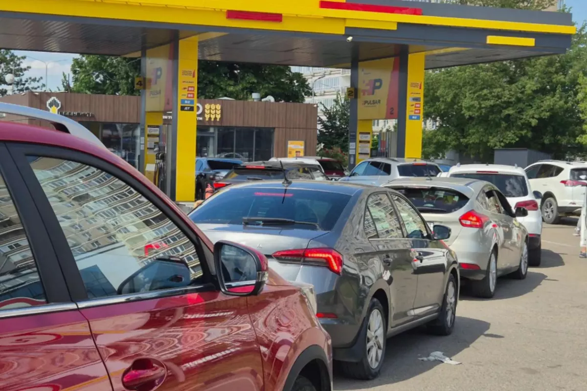 Russia Fuel Crisis Deepens as Two Elderly Drivers Die in Gas Station Queues