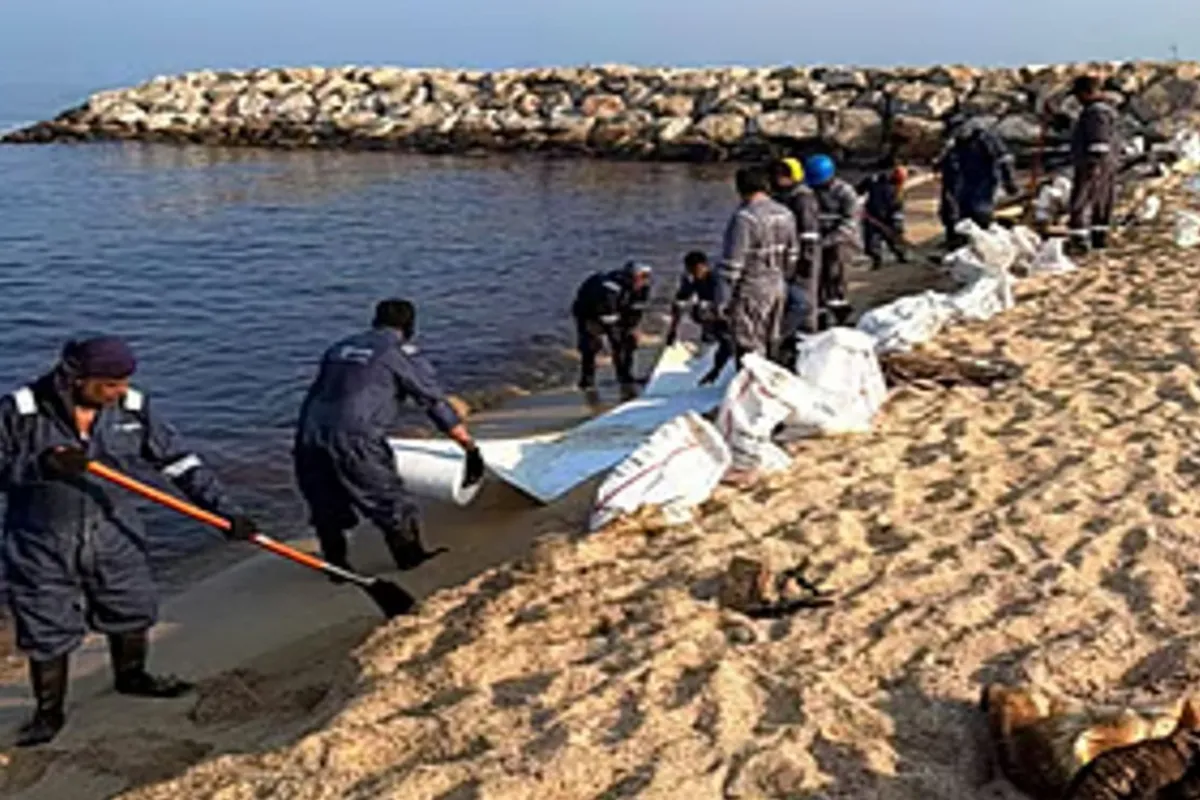 UAE Oil Spill: Tourists Report Rashes After Swimming in Sea - VIDEO
