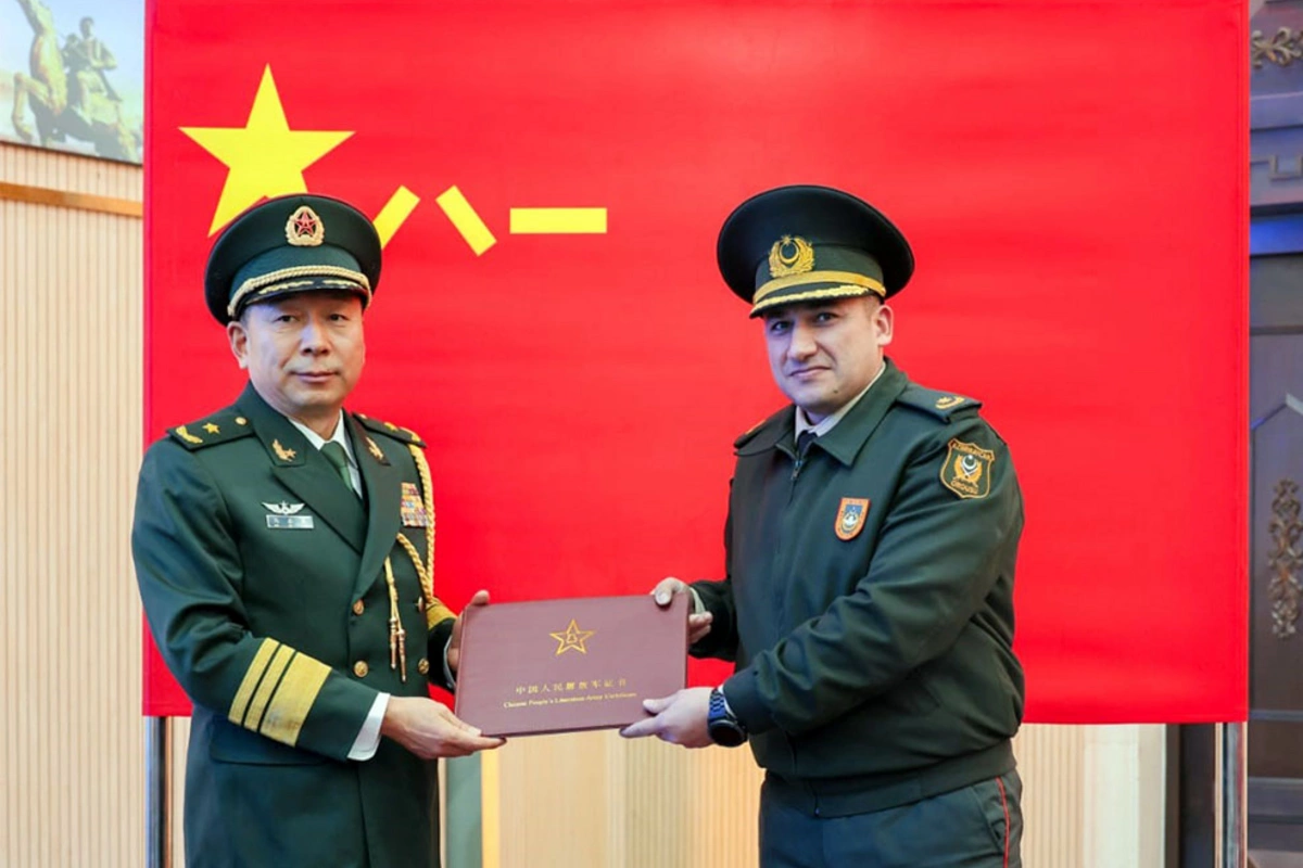 Azerbaijani Serviceman Graduates with Honors from Chinese Army Command College