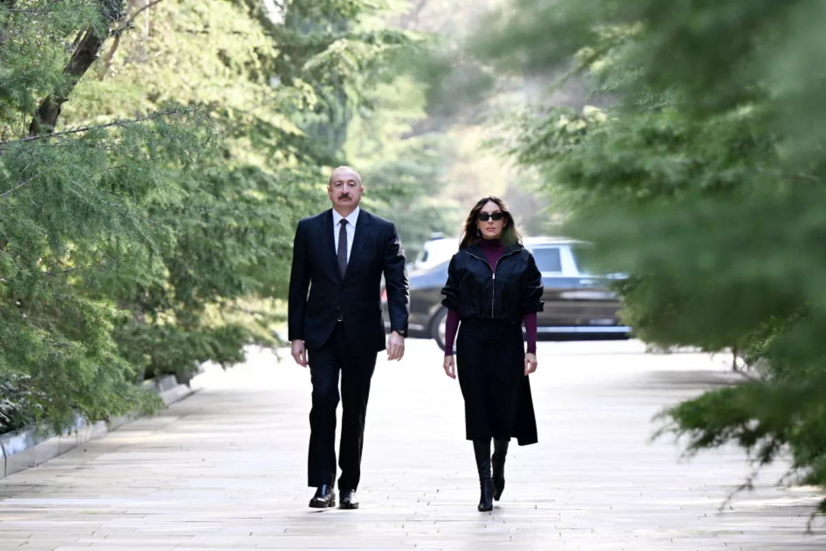 Azerbaijani President and First Lady Visit Tomb of National Leader Heydar Aliyev