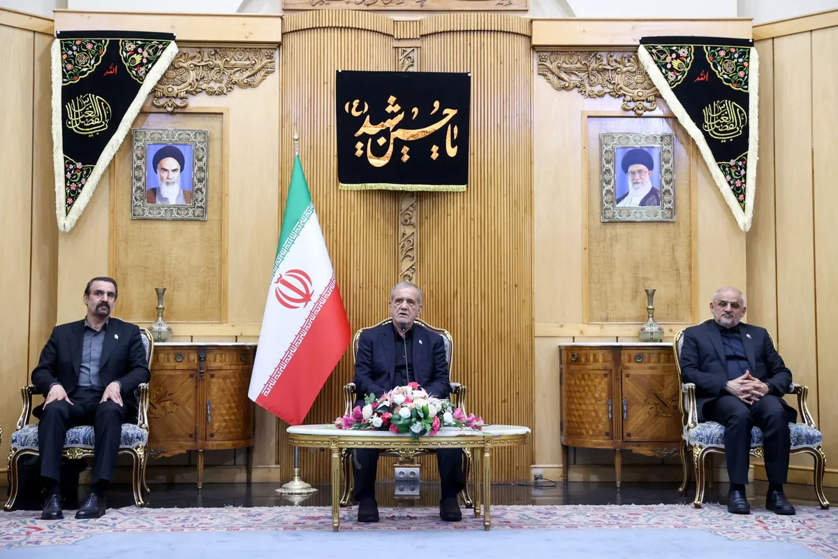 Iranian Leader Hails Friendly, Constructive Meeting with Azerbaijani counterpart