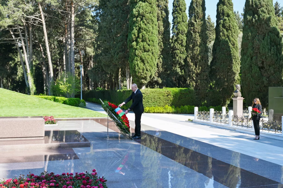 Ilham Aliyev and Mehriban Aliyeva Visit Tomb of National Leader Heydar Aliyev at Alley of Honors