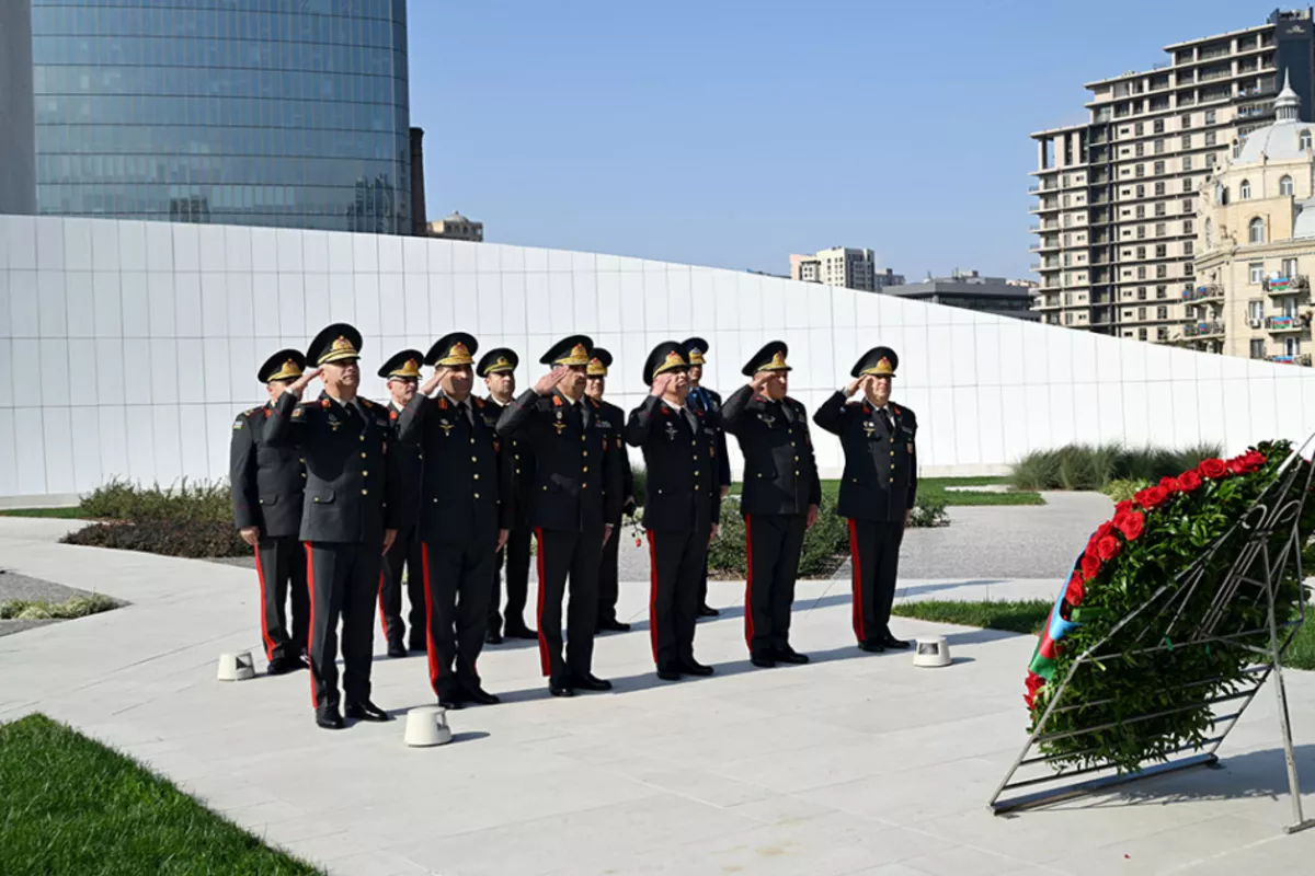 Azerbaijan Defense Ministry Leaders Honor Heydar Aliyev and Martyrs on Victory Day