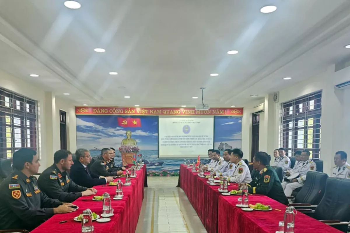 Azerbaijan Defense Minister Visits Vietnamese Navy