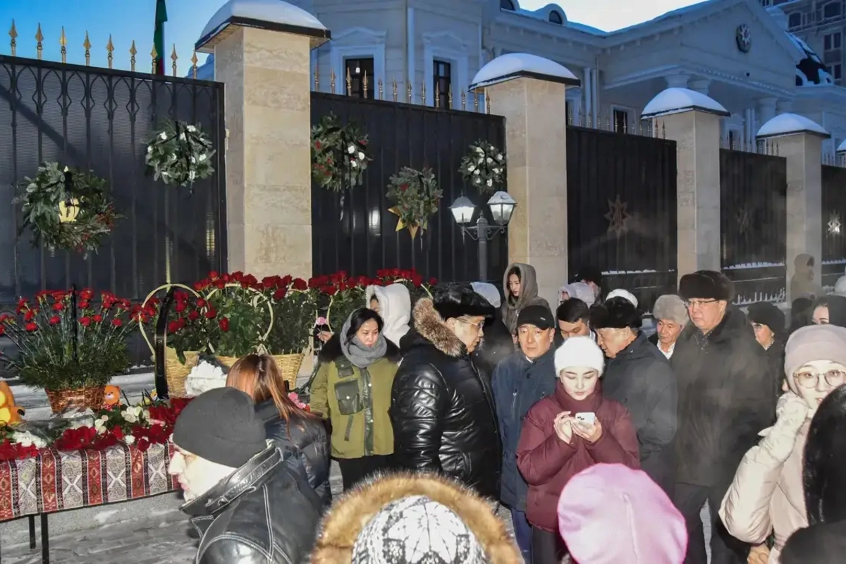 Kazakhs Bring Flowers to Azerbaijani Embassy in Astana