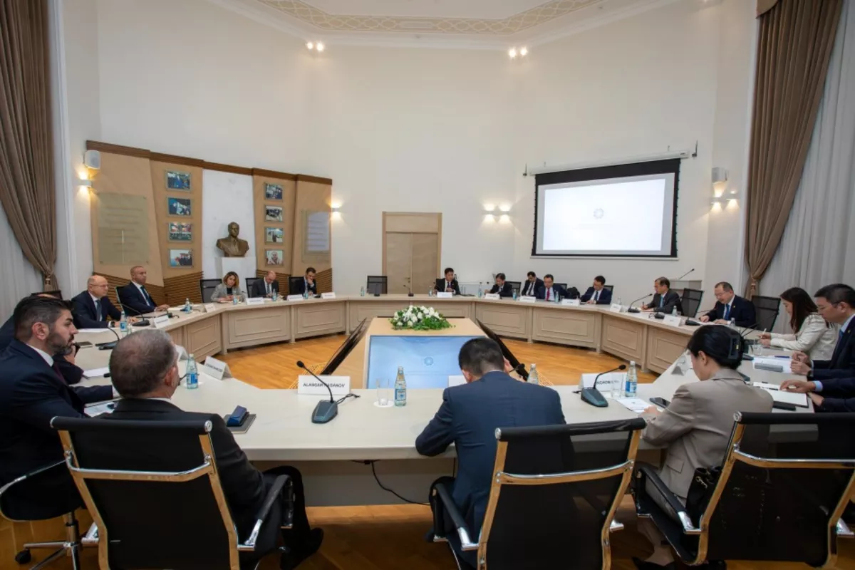 Azerbaijan, China Explore Creation of Joint Green Energy Research Center