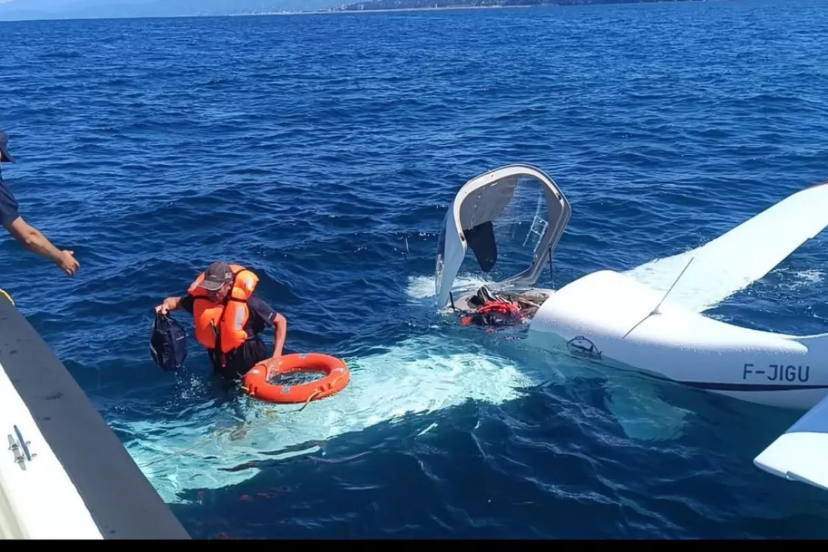 Private Plane Makes Emergency Landing in Sea Off Türkiye - VIDEO