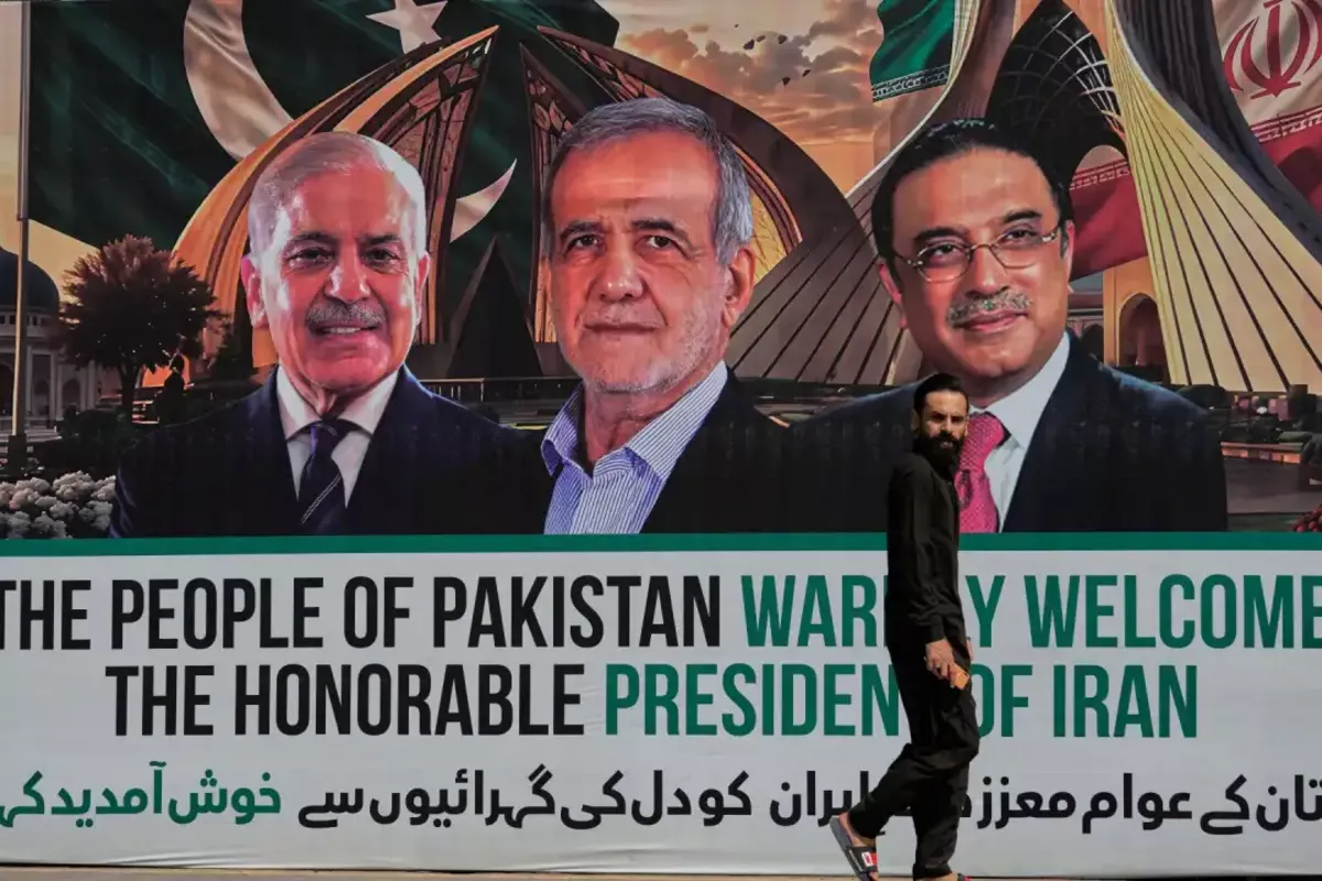 Iranian President Arrives in Pakistan for Talks on Economic Cooperation