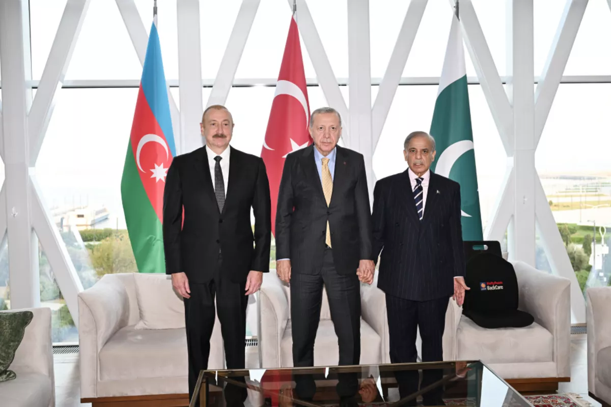 Azerbaijani, Turkish Presidents, Pakistani PM Hold Trilateral Meeting in Baku