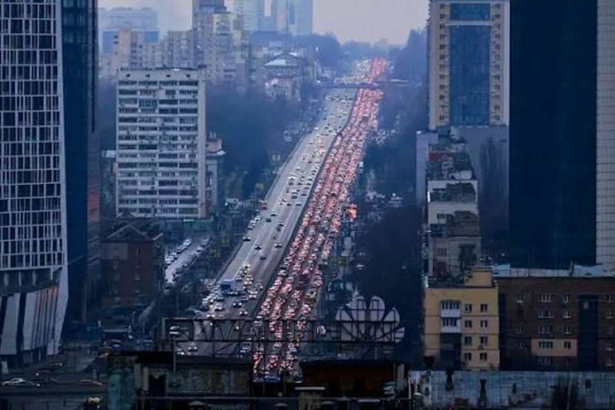 Residents Leave Ukraine's Kyiv as Damaged Bridges Trigger Transport Chaos