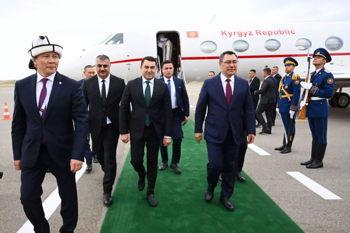 Kyrgyz President Zhaparov Arrives in Azerbaijan