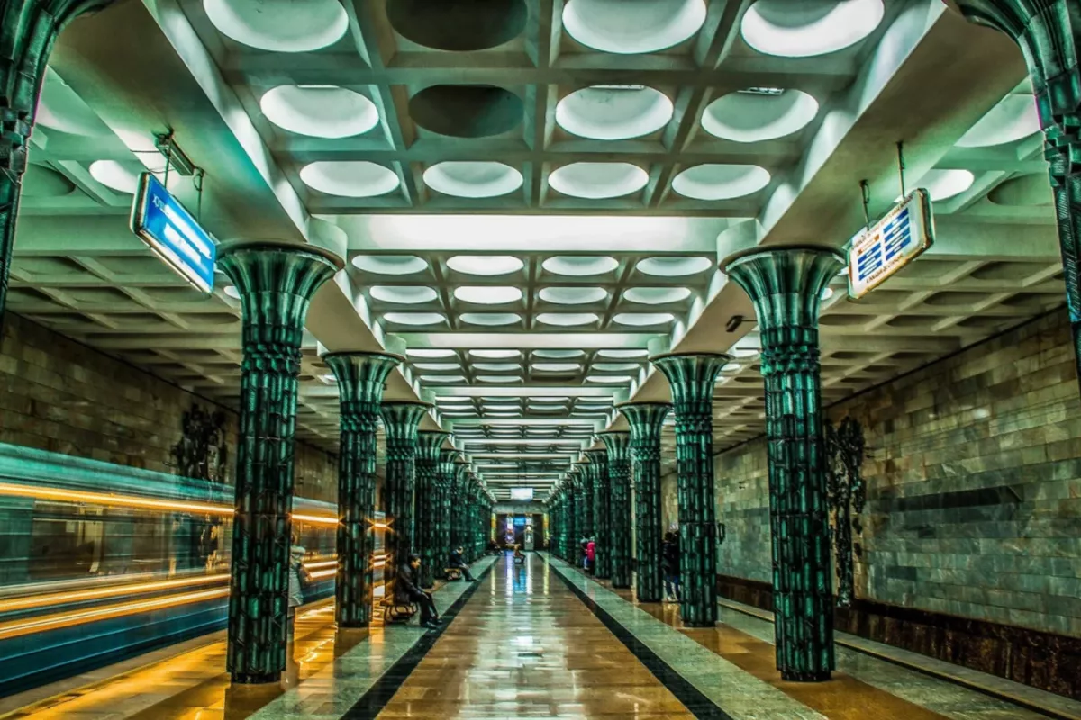 Quick-Thinking Driver Prevents Disaster at Uzbekistan's Metro Station