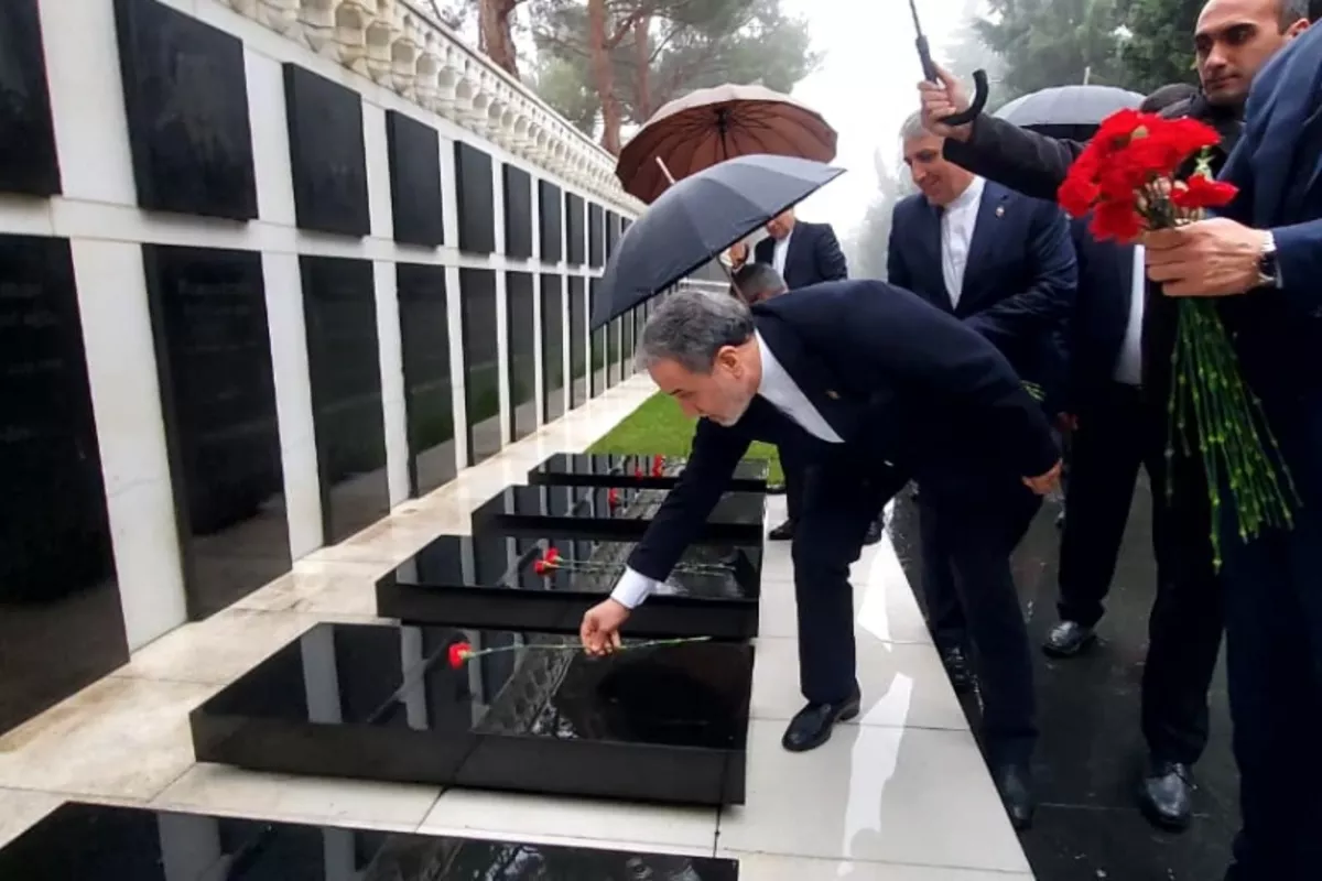 Iran's FM Pays Tribute to Fallen Azerbaijani Soldiers in Baku