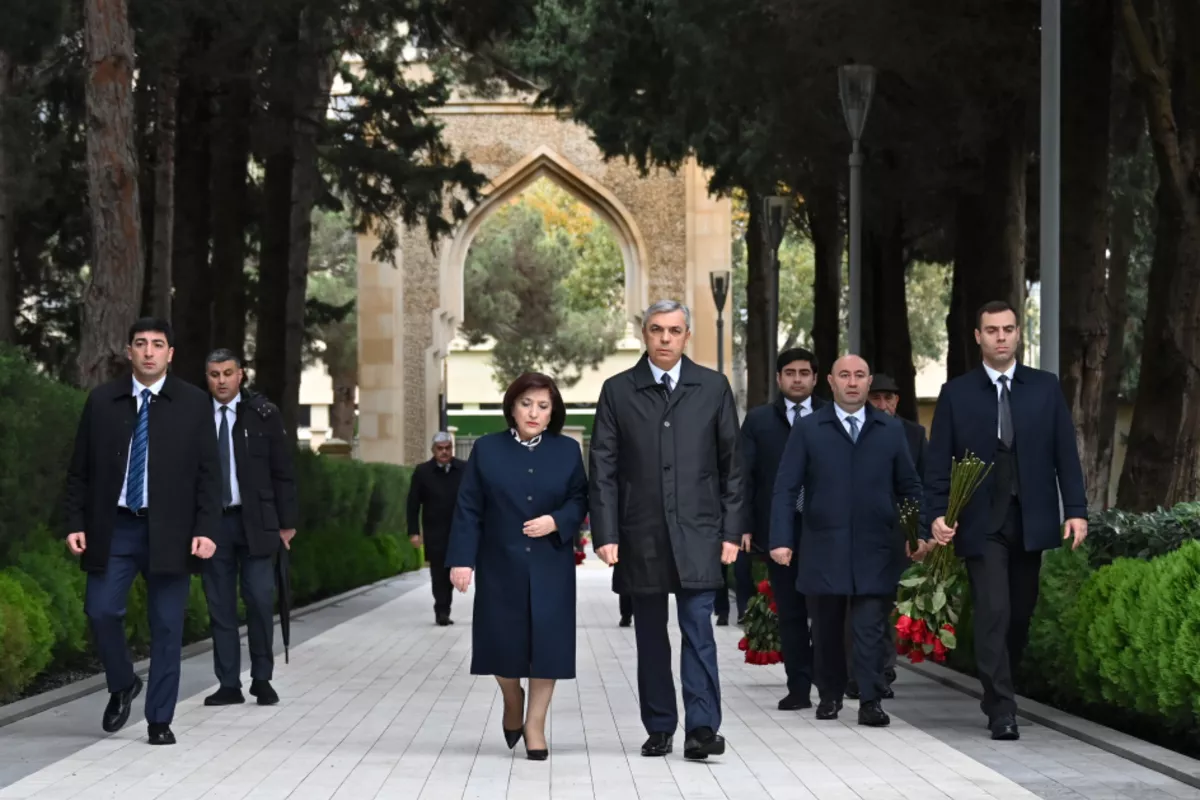 Azerbaijan's Officials Pay Tribute to National Leader Heydar Aliyev