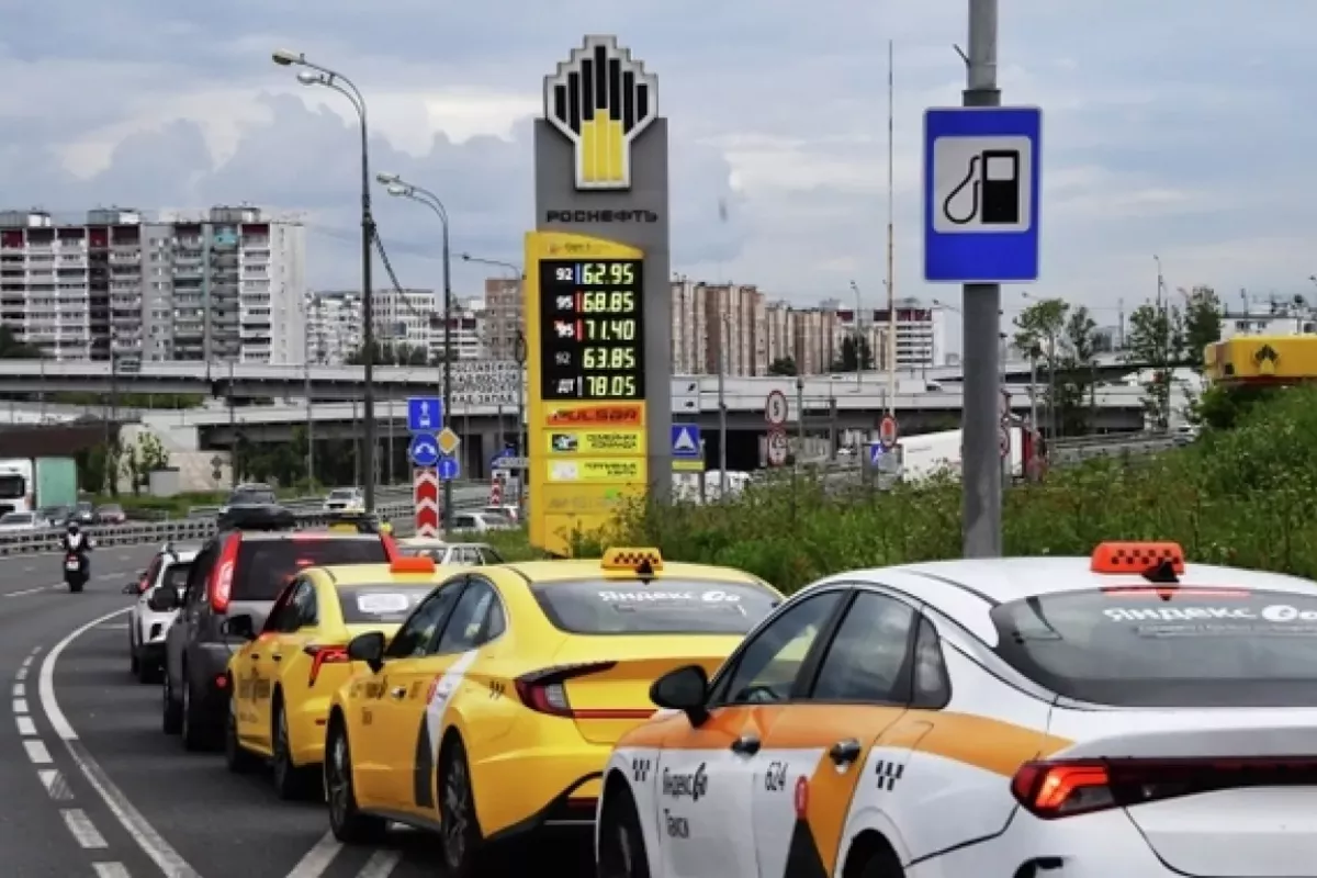Russia Recognizes Long Fuel Station Queues as Valid Reason for Work Delays