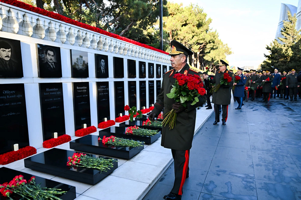 Azerbaijan Defense Ministry Leadership Visits Alley of Martyrs